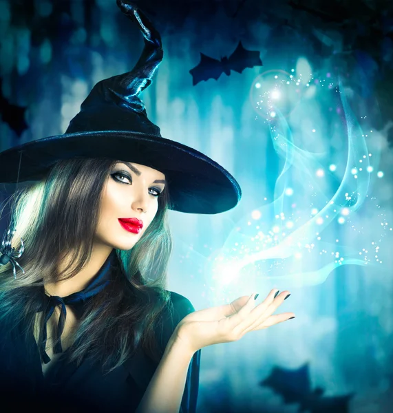 Halloween-Hexe mit magischem Licht — Stockfoto
