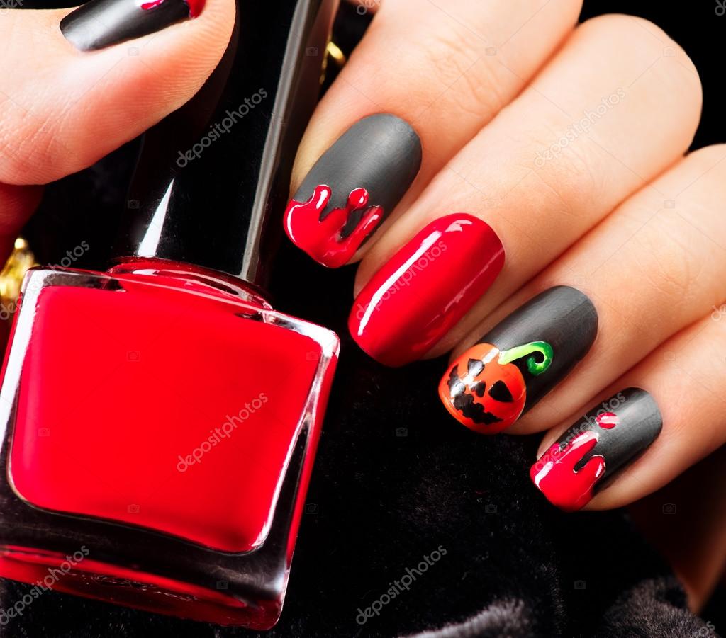 Conception art d\u0027ongle de Halloween. Noir mat vernis à ongles avec des gouttes de sang et de la citrouille \u2014 Image de Subbotina