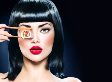 model kız yemek suşi roll