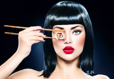 model kız yemek suşi roll