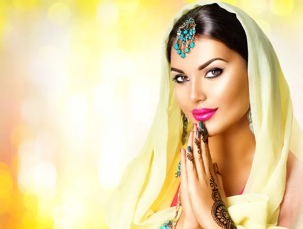 Indisches Mädchen mit mehndi-Tätowierungen — Stockfoto