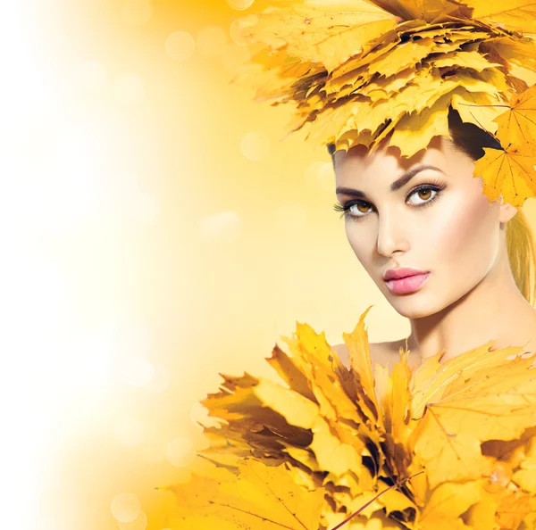 黄色の葉を持つ秋の女性 — ストック写真
