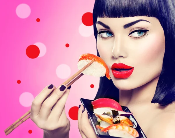 Ragazza mangiare nigiri sushi — Foto Stock