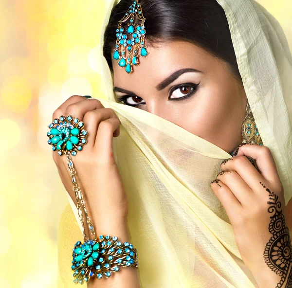 Beautiful indian girl portrait. — Stock Photo, Image