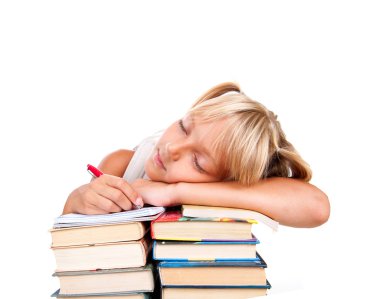 Kitap yığını üzerinde uyuyan kız öğrenci