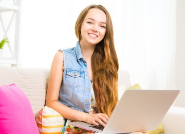 dizüstü bilgisayar kullanan kız