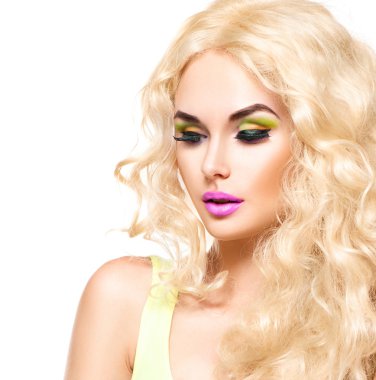 sağlıklı uzun kıvırcık saçlı kadın