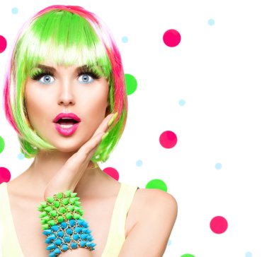 renkli boyalı saçlı kız