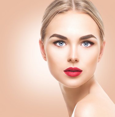 Güzel sarışın model kız