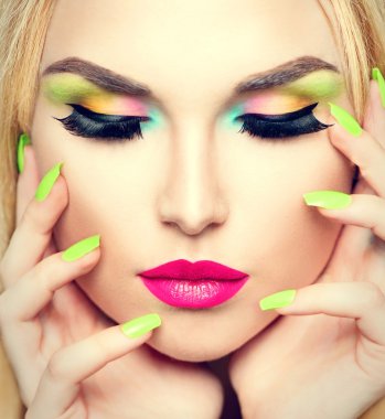 kadın withmakeup ve tırnak cilası