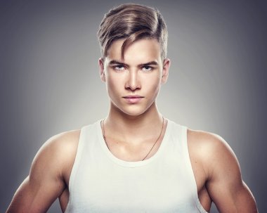 Yakışıklı atletik genç adam