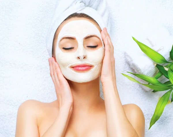 Kvinnan tillämpa rengörande ansiktsmask — Stockfoto