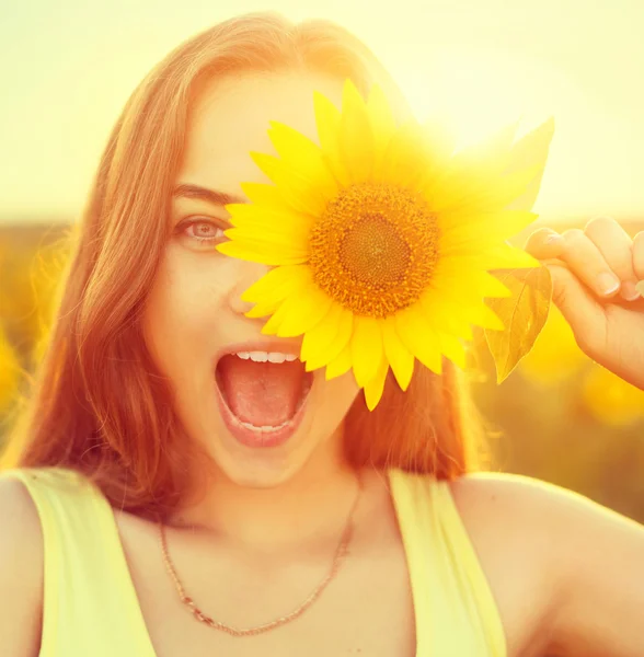 Tonårsflicka med solros — Stockfoto