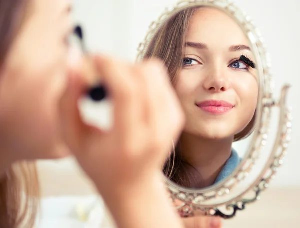 Chica aplicando rímel — Foto de Stock