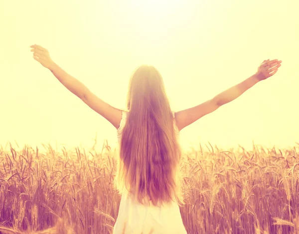 Menina de outono desfrutando da natureza — Fotografia de Stock