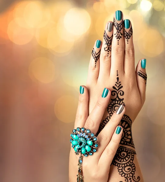 Mãos de mulher com tatuagem de henna — Fotografia de Stock