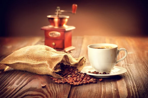 Чашка кофе с мешком — стоковое фото