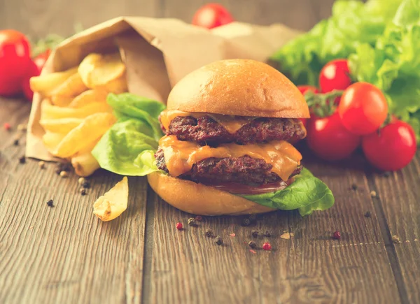 Doppelter Cheesburger mit Bratkartoffeln — Stockfoto