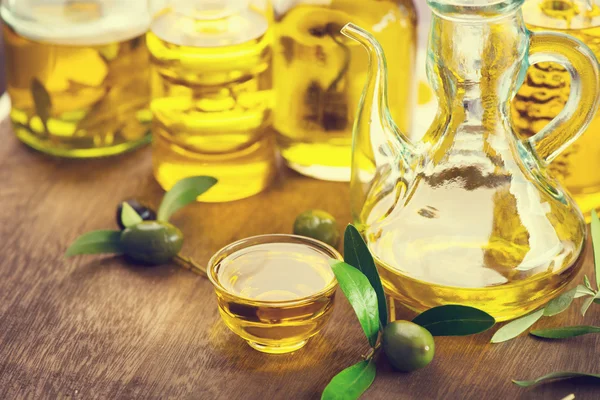Olíva olajat, üveg-tálak. — Stock Fotó