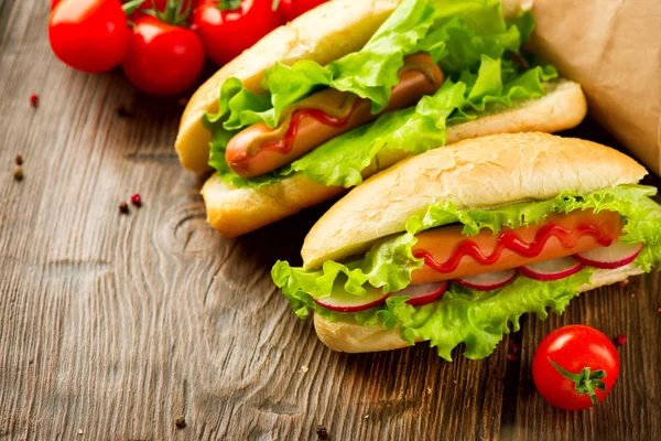 Gegrillte Hot Dogs mit Senf — Stockfoto