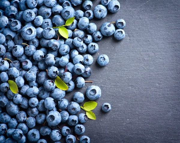 Saftiga färska plockade blåbär — Stockfoto