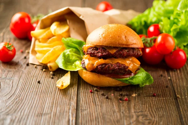 Hambúrguer de queijo duplo com batatas fritas — Fotografia de Stock