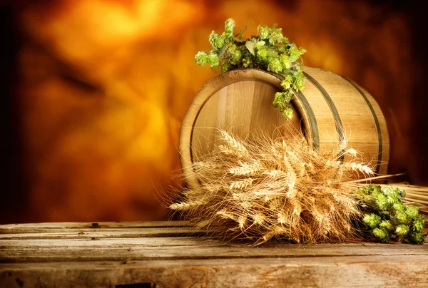 Weizen mit Holzfass — Stockfoto