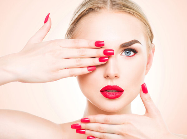 Красивая женщина с светлыми волосами.