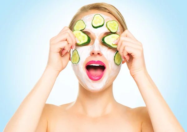 Mulher aplicando máscara facial fresca — Fotografia de Stock