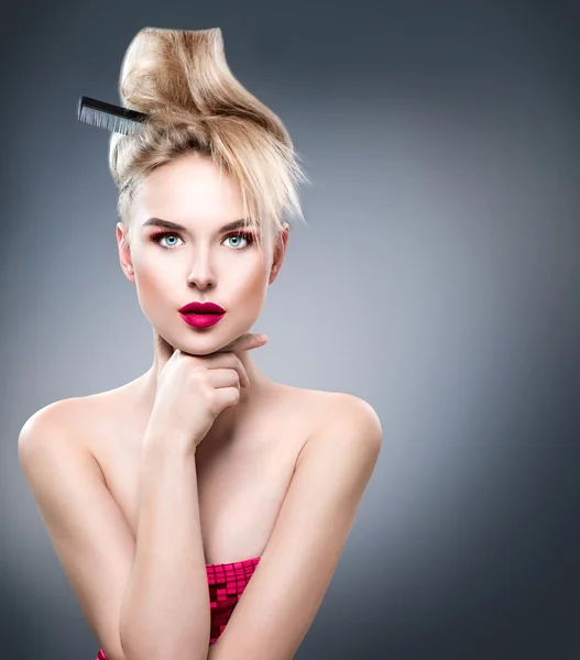 Flicka stående med updo hairstyle — Stockfoto