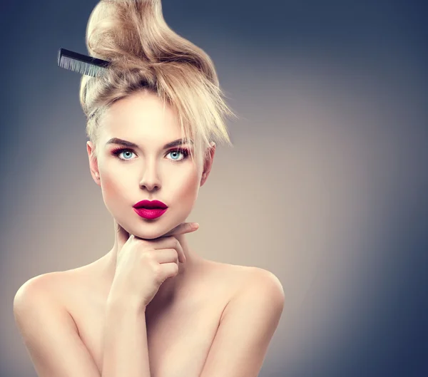 Femme avec coiffure moderne — Photo