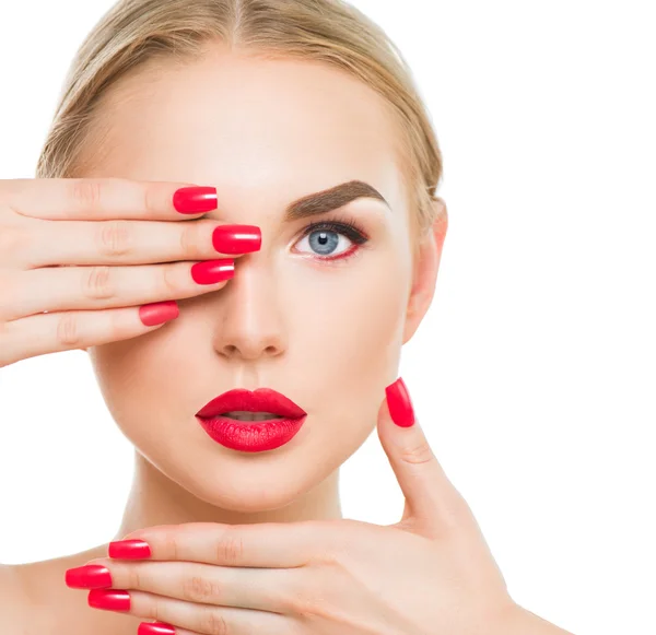 Modelo com batom vermelho e unhas — Fotografia de Stock