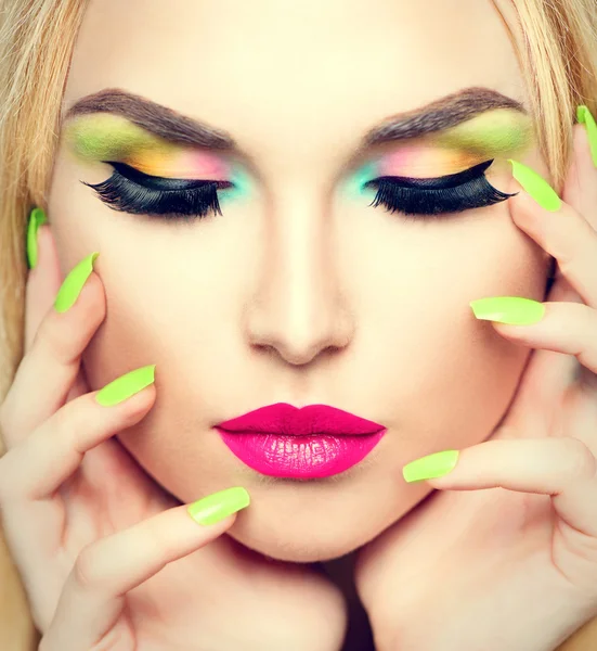 Mujer con maquillaje y esmalte de uñas — Foto de Stock