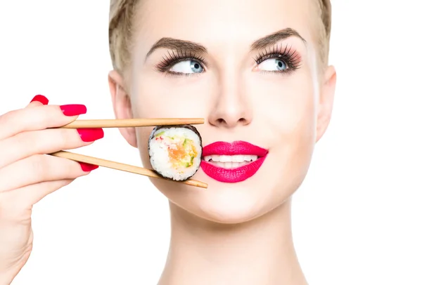 Красивая блондинка ест суши — стоковое фото