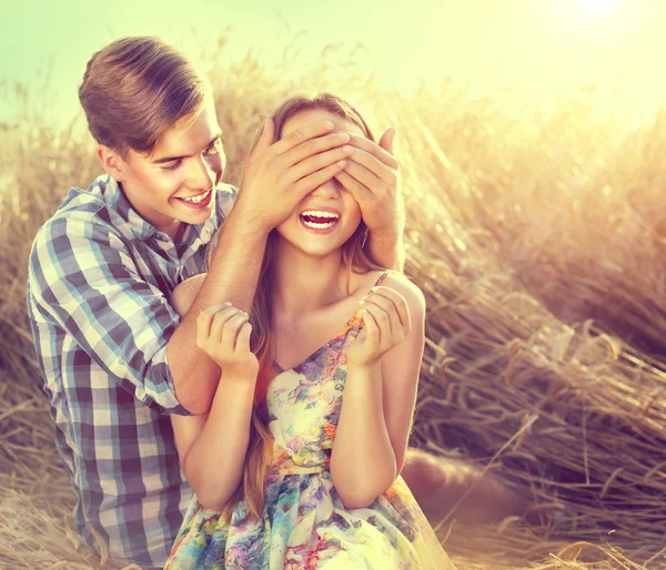 Casal feliz se divertindo ao ar livre — Fotografia de Stock