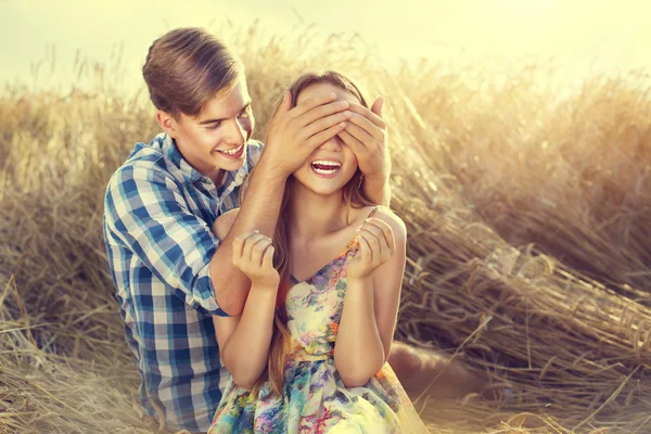 Счастливая пара веселится на открытом воздухе — стоковое фото