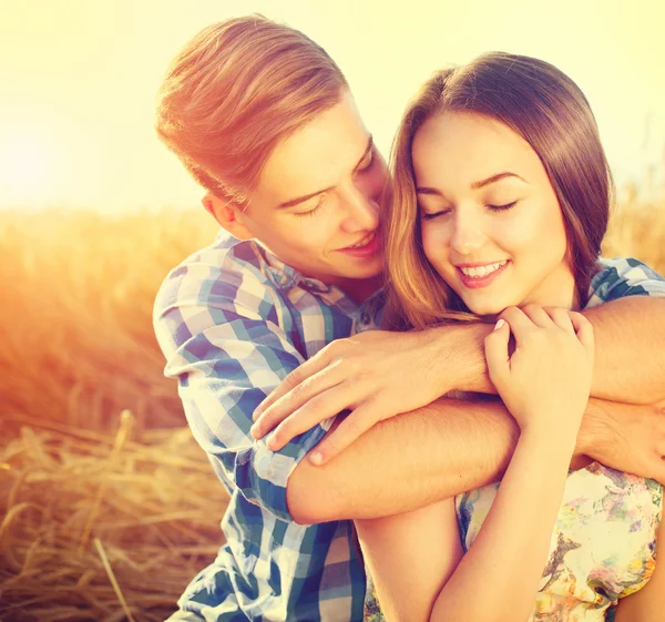 Pareja feliz abrazándose al aire libre —  Fotos de Stock