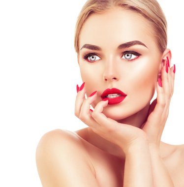 moda model kadın sarışın saçlı