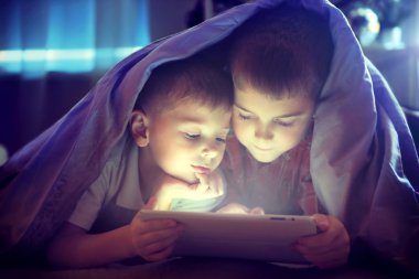 İki çocuk Tablet PC'yi kullanma