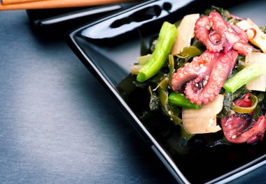 Ahtapot ve zencefil Japon salatası.