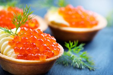 Kırmızı havyar closeup ile tartlets.