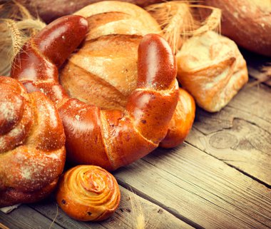 Ahşap Masadaki Fırın Ekmeği.