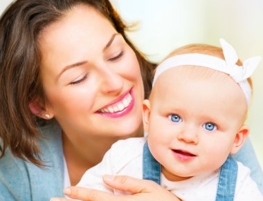 Anne ve bebek kız evde