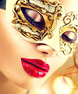 kadın giyiyor Venedik karnaval maskesi