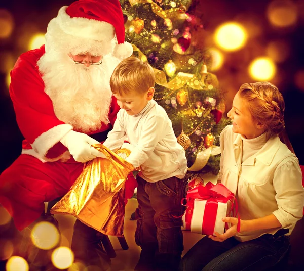 Weihnachtsmann beschenkt Kinder. — Stockfoto