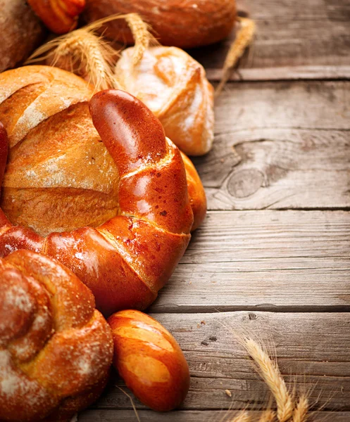 Pane da forno sul tavolo — Foto Stock