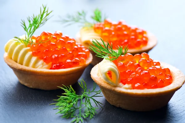 Tartaletas con primer plano de caviar rojo . — Foto de Stock