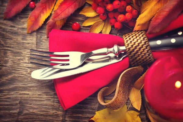 Thanksgiving houten tafel geserveerd — Stockfoto