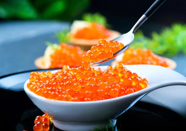 Caviar. Caviar vermelho na colher — Fotografia de Stock