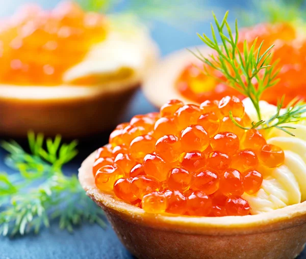 Tartetto con caviale rosso da vicino . — Foto Stock